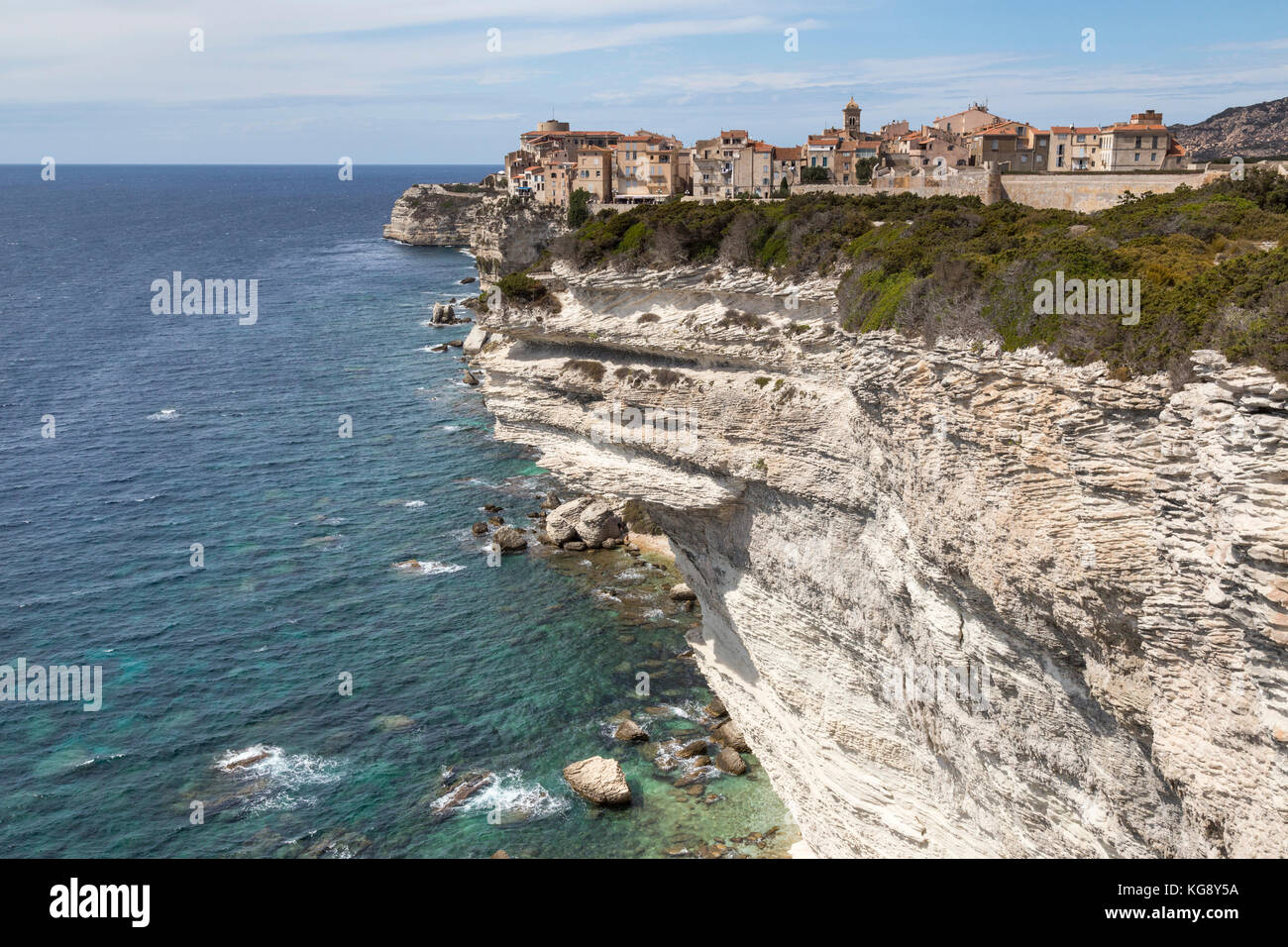 La città vecchia o haute ville sulla sua posizione di una scogliera che si affaccia sul Mediterraneo in Bonifacio, Corsica Foto Stock