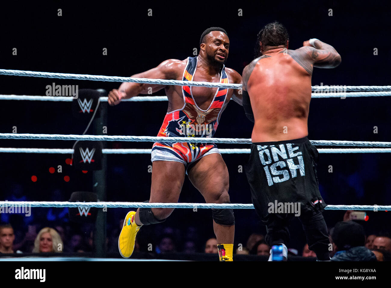 Barcellona - Nov 4: Gli usi (lottatori) in azione a WWE dal vivo presso il Palau Sant Jordi il 4 novembre 2017 a Barcellona, Spagna. Foto Stock