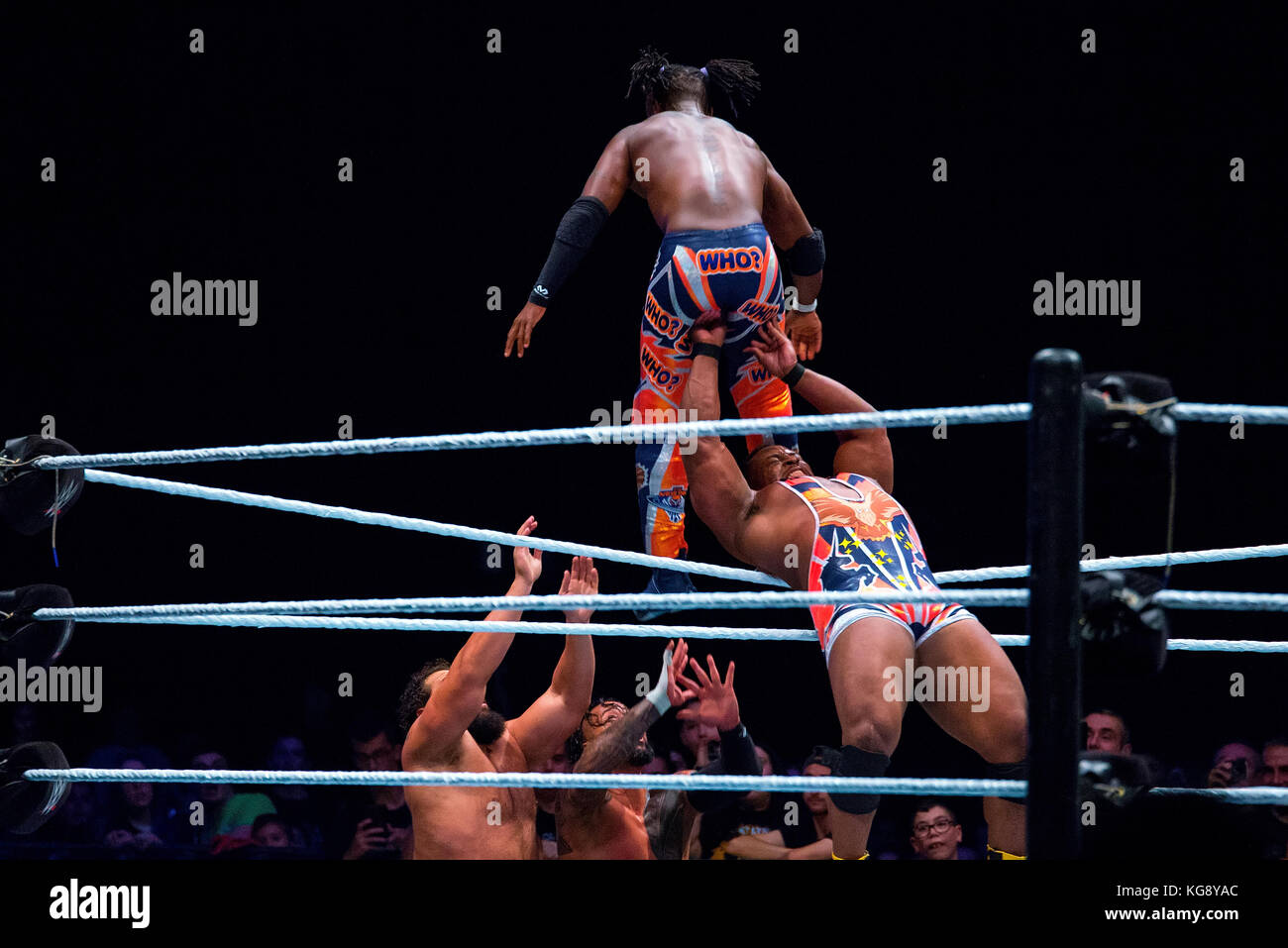 Barcellona - Nov 4: Gli usi (lottatori) in azione a WWE dal vivo presso il Palau Sant Jordi il 4 novembre 2017 a Barcellona, Spagna. Foto Stock