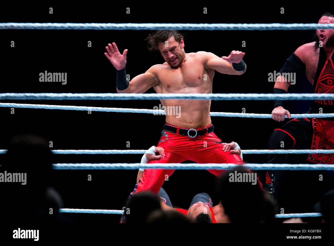 Barcellona - Nov 4: i lottatori Breezango in azione a WWE dal vivo presso il Palau Sant Jordi il 4 novembre 2017 a Barcellona, Spagna. Foto Stock