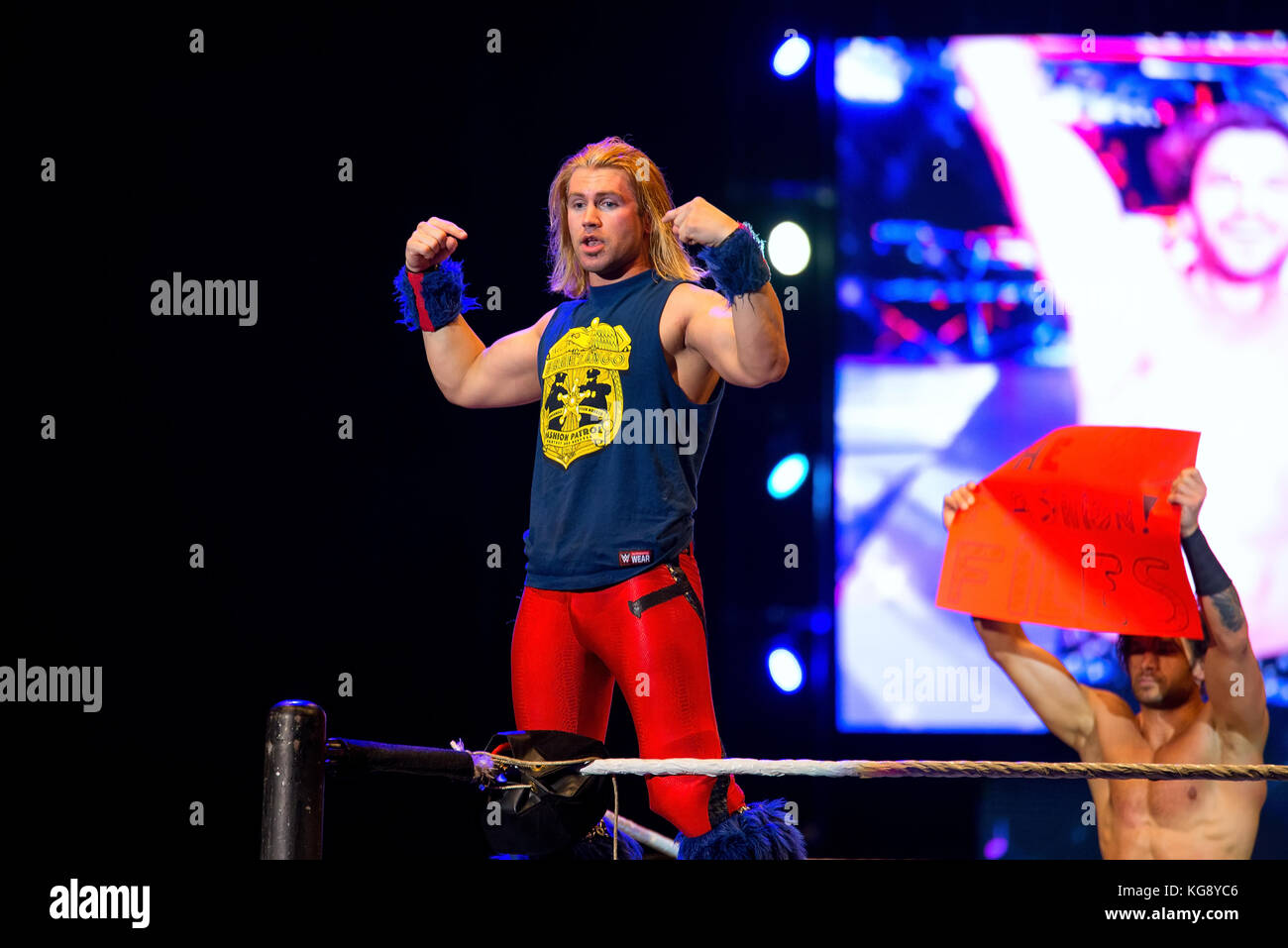 BARCELLONA - NOV 4: Il lottatore Breezango in azione alla WWE Live al Palau Sant Jordi il 4 Novembre 2017 a Barcellona, Spagna. Foto Stock