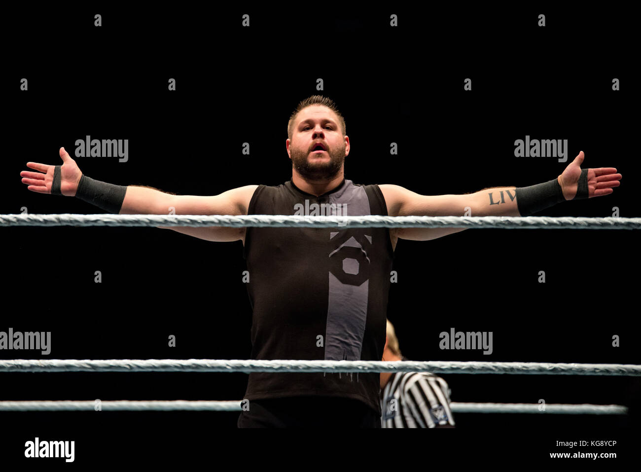 Barcellona - Nov 4: Il wrestler Kevin Owens in azione a WWE dal vivo presso il Palau Sant Jordi il 4 novembre 2017 a Barcellona, Spagna. Foto Stock