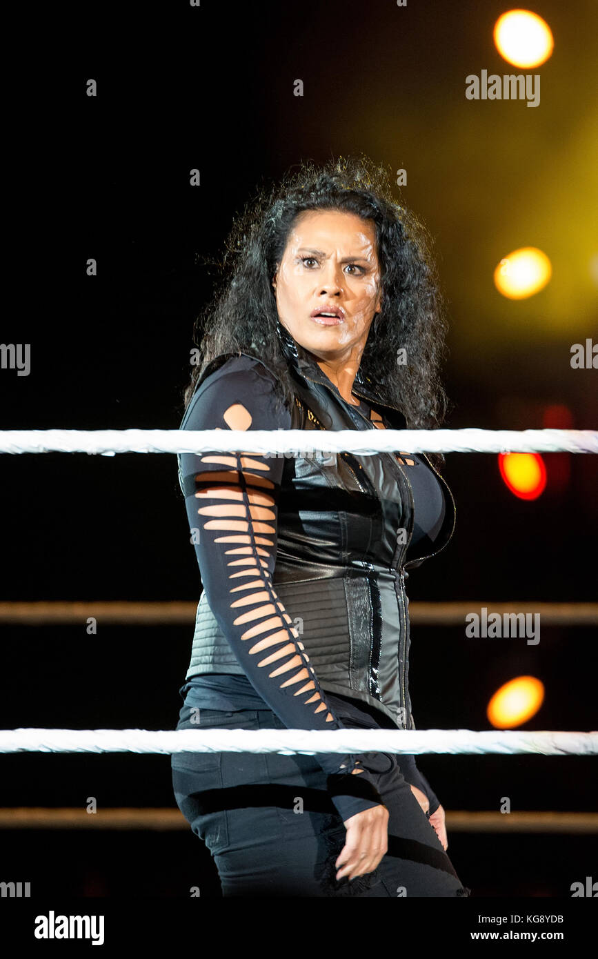 Barcellona - Nov 4: Il lottatore Tamina in azione a WWE dal vivo presso il Palau Sant Jordi il 4 novembre 2017 a Barcellona, Spagna. Foto Stock