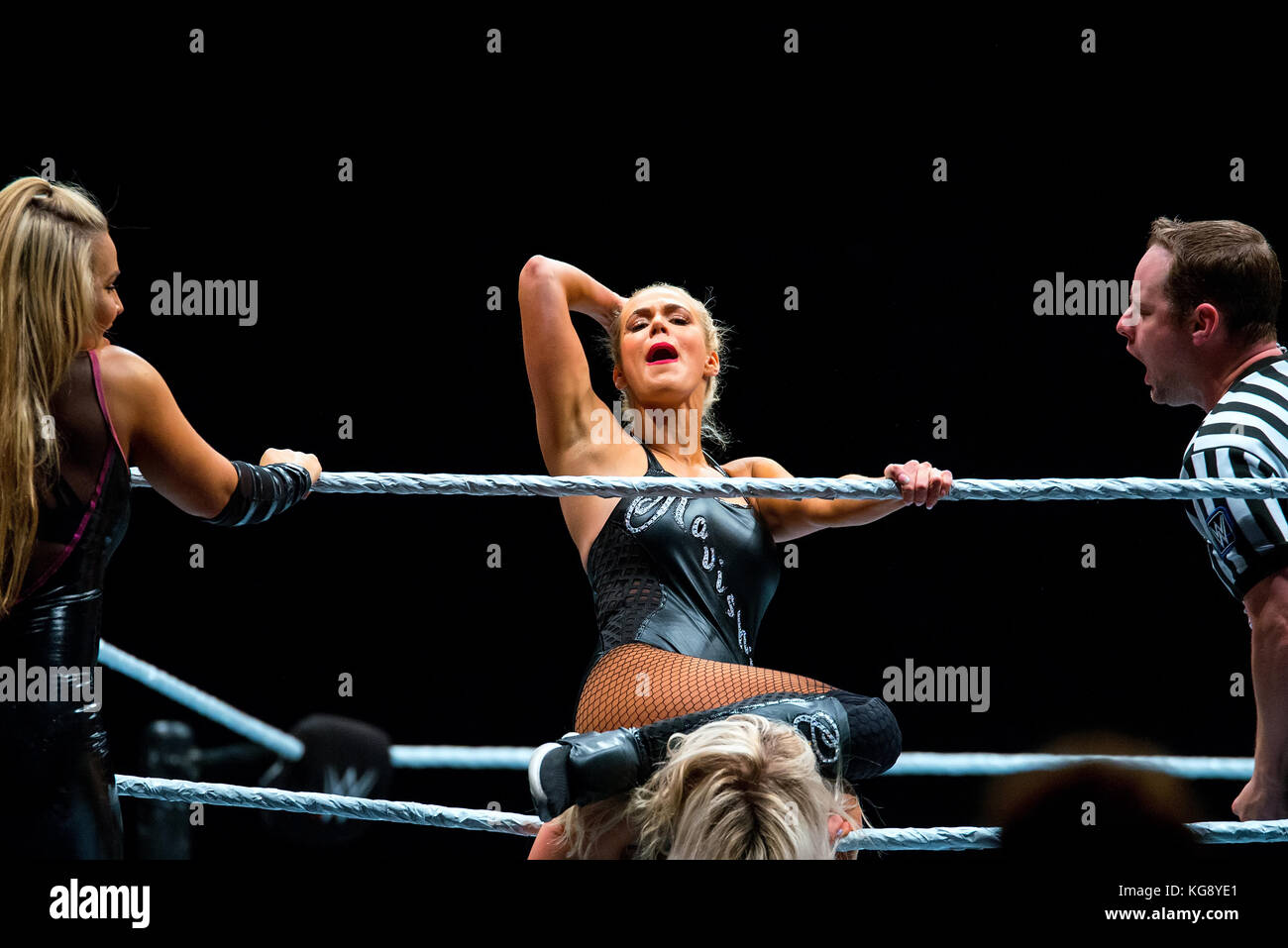 Barcellona - Nov 4: Il lottatore Charlotte Flair in azione a WWE dal vivo presso il Palau Sant Jordi il 4 novembre 2017 a Barcellona, Spagna. Foto Stock