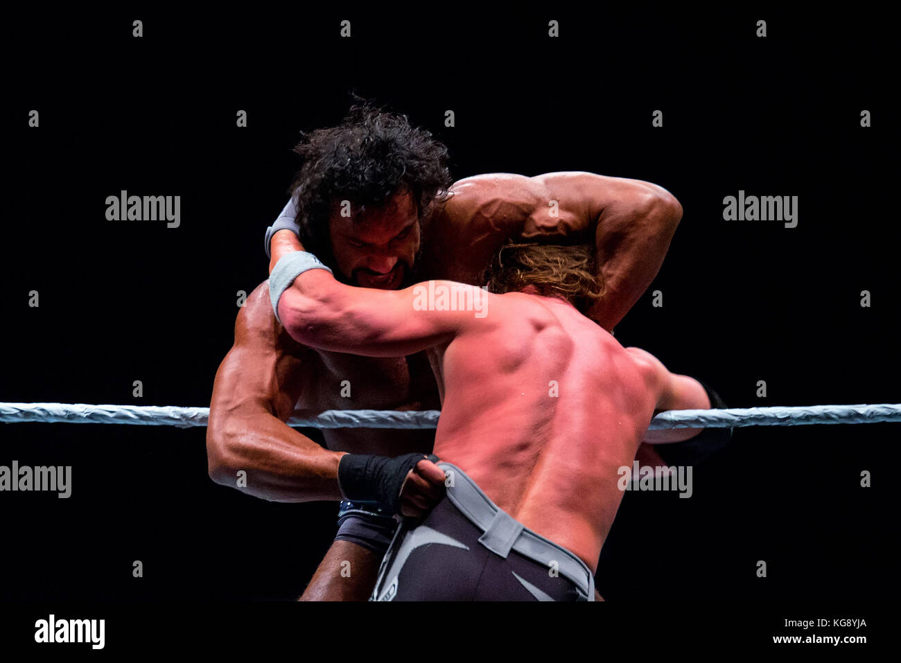 Barcellona - Nov 4: i lottatori AJ Styles e Jinder Mahal in azione a WWE dal vivo presso il Palau Sant Jordi il 4 novembre 2017 a Barcellona, Spagna. Foto Stock