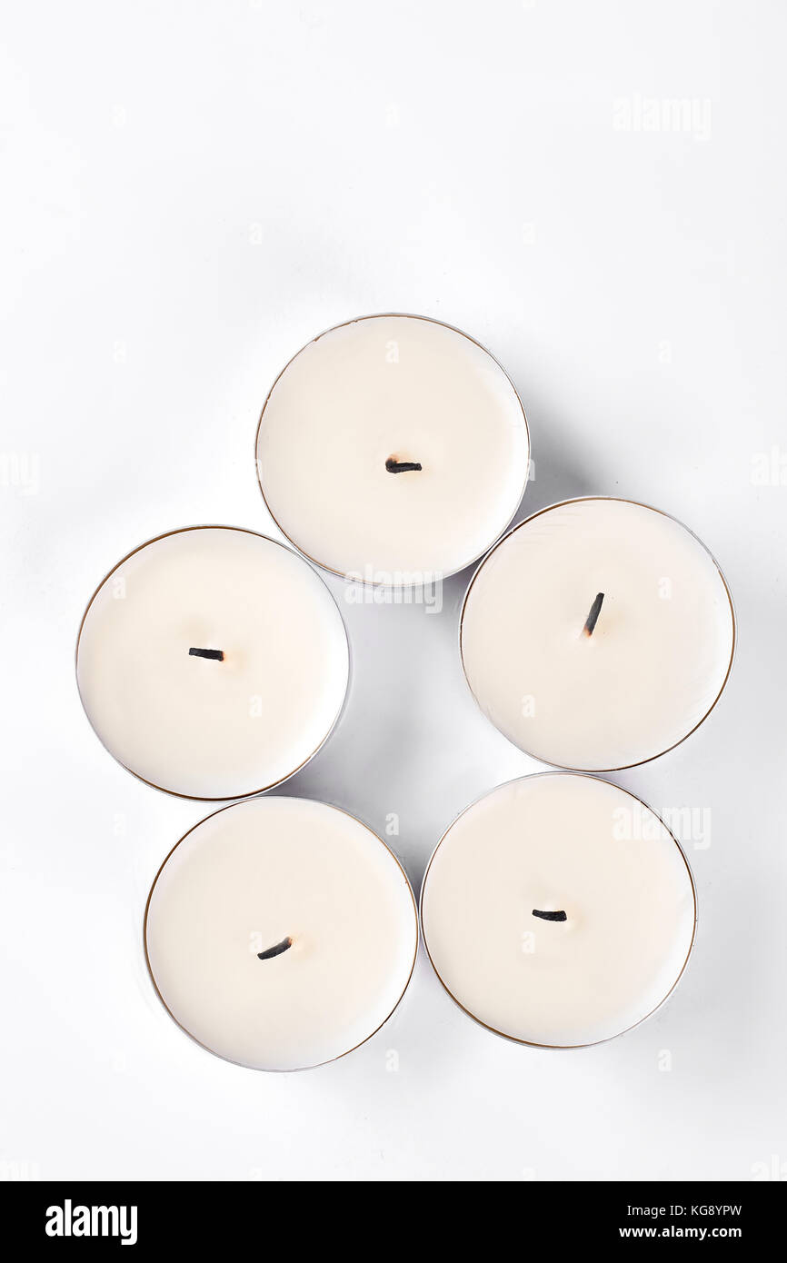 Cinque piccole candele rotonde, vista dall'alto Foto stock - Alamy