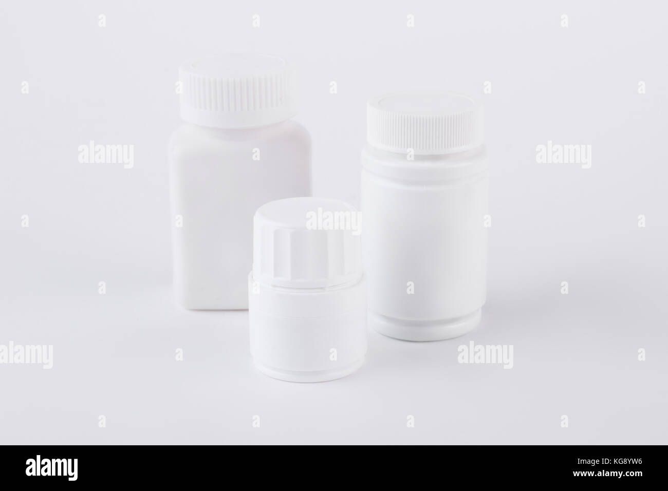 Tre diversi formati di bottiglie di pillole. Foto Stock