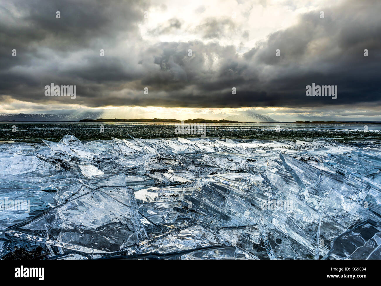 Paesaggio invernale lago ghiacciato con floes ghiaccio e cielo molto nuvoloso in Ic Foto Stock
