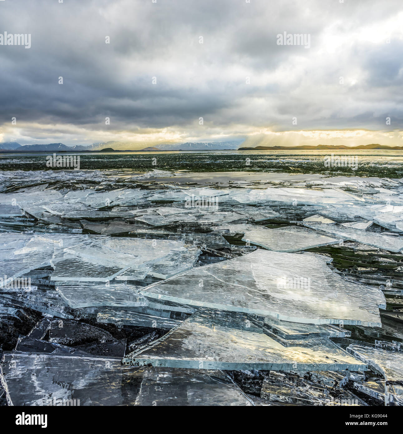 Paesaggio invernale lago ghiacciato con floes ghiaccio e cielo molto nuvoloso in Ic Foto Stock