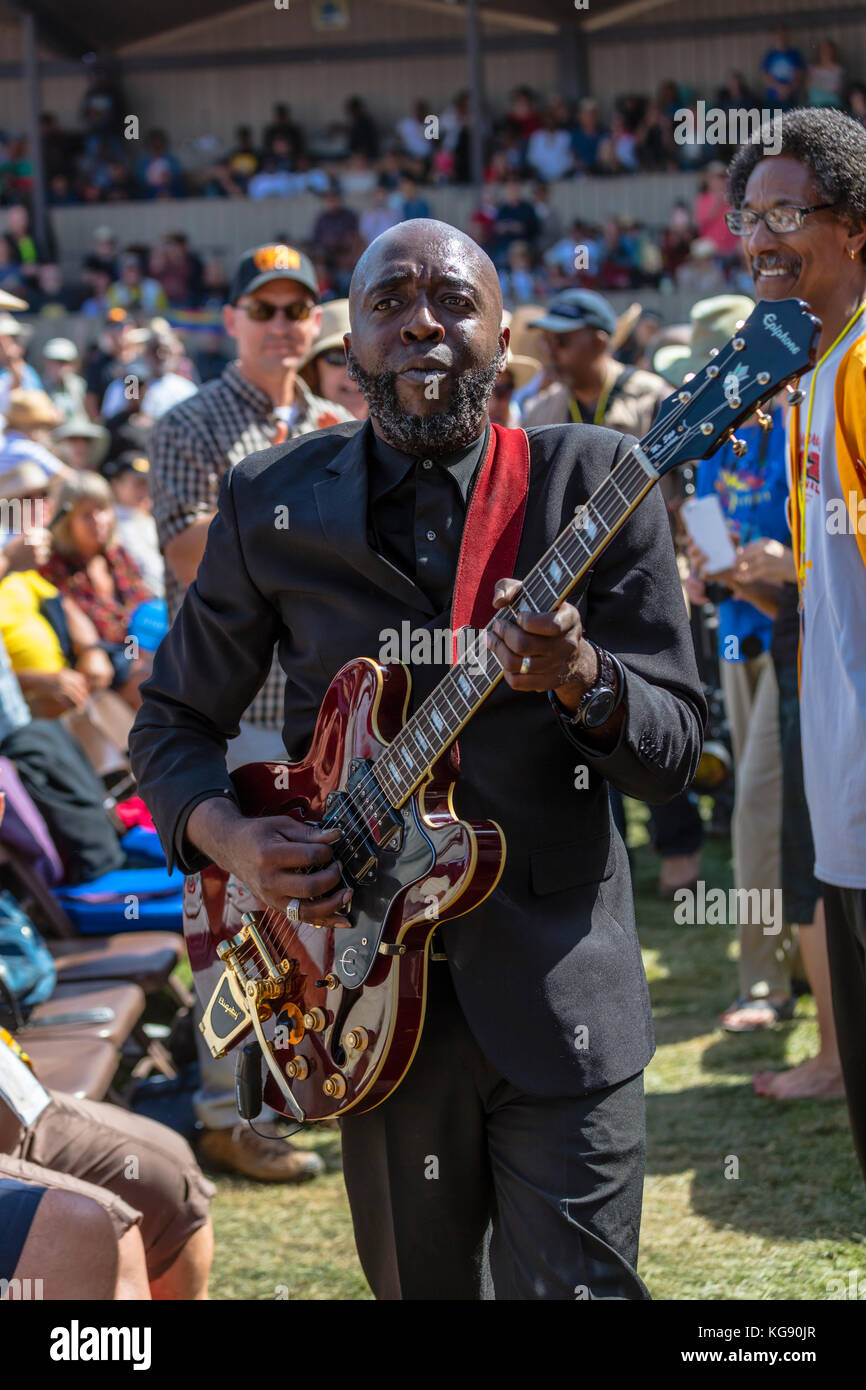 SIG. SIPP The Mississippi Blues Child suona la chitarra nella folla - MONTEREY JAZZ FESTIVAL, CALIFORNIA Foto Stock