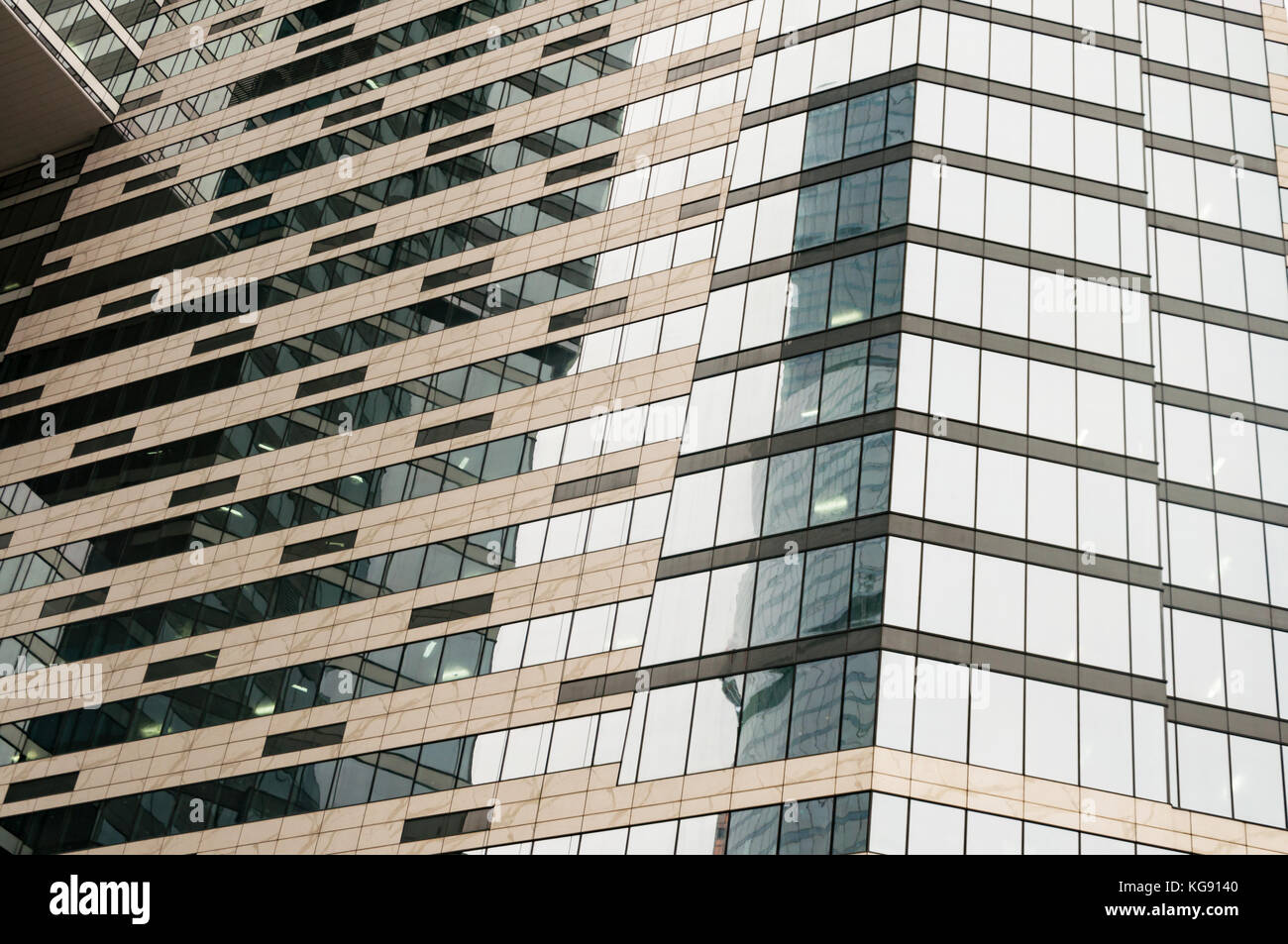 Moderno edificio di vetro centro business. grattacielo in città. i raggi del sole si riflettono nella superficie di vetro dell'edificio. vista dal basso Foto Stock