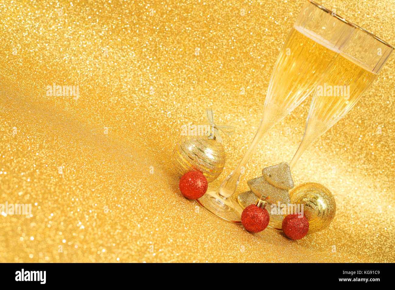 Champagne e decorazioni di Natale sul golden glitter sfondo con spazio di copia Foto Stock