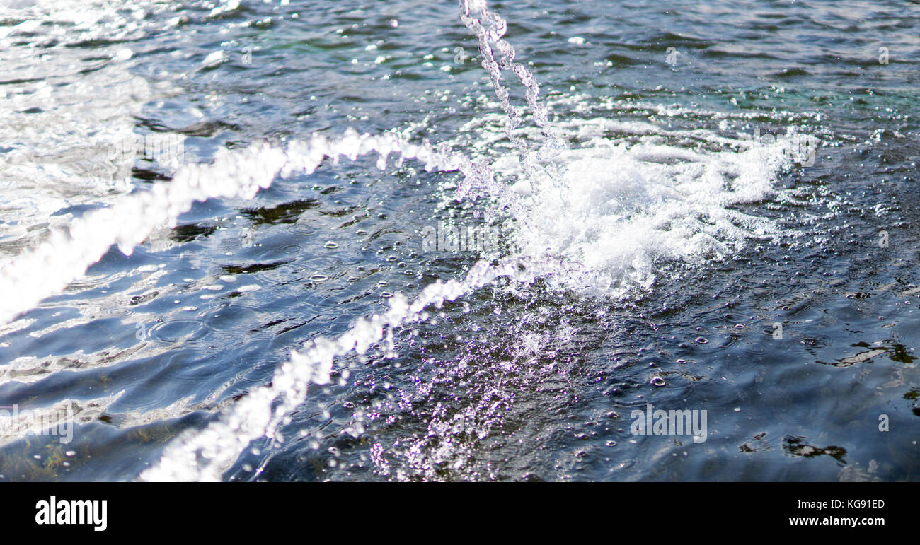 Fresco e pulito di getti di acqua in una fontana. Sfondo. Foto Stock Fresco e pulito di getti di acqua in una fontana. Sfondo. Foto Stock