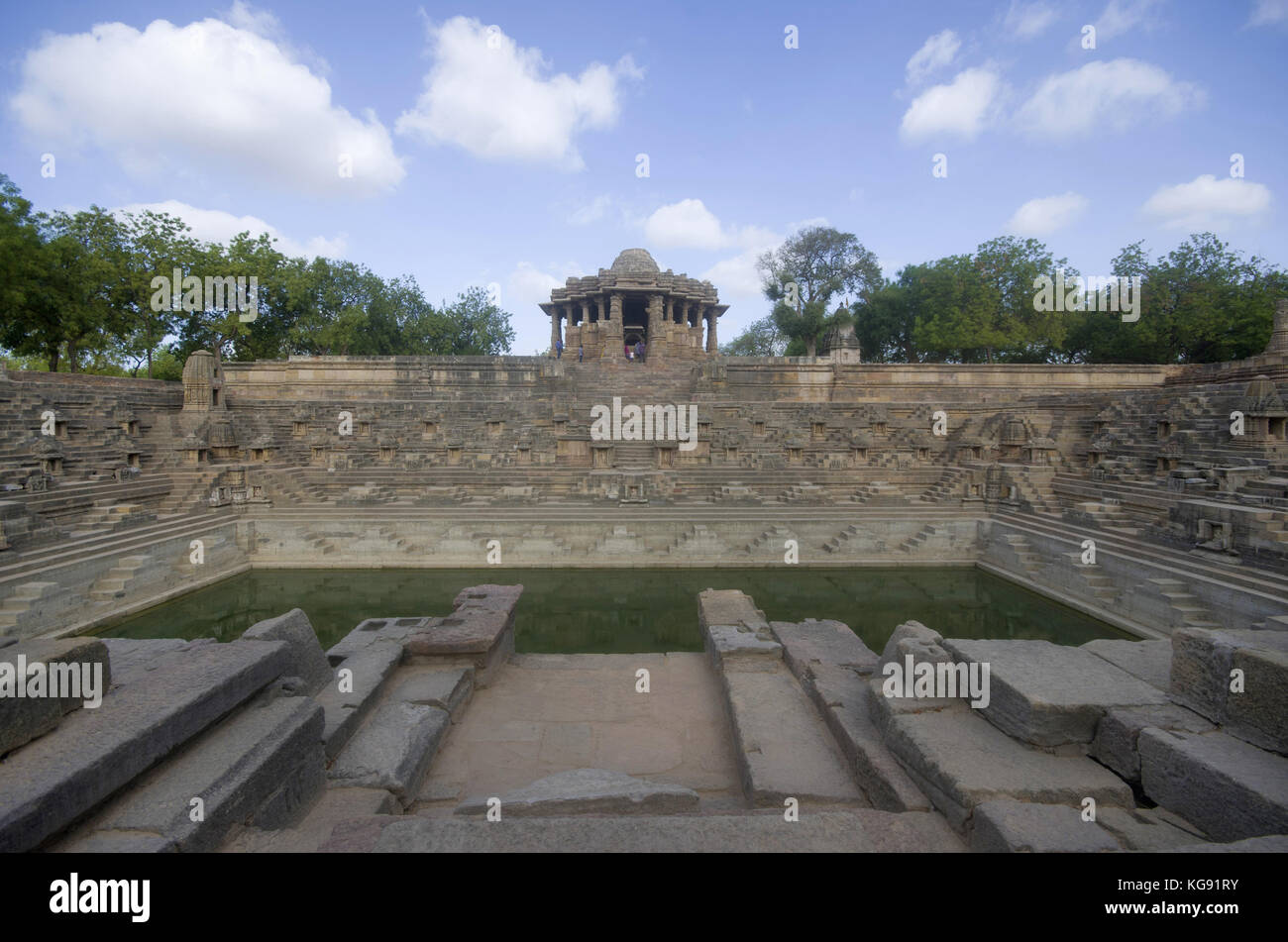 Vista esterna del tempio del sole , sulla sponda del fiume pushpavati. costruito nel 1026 - 27 d.c. durante il regno di bhima i della dinastia chaulukya. modhera Foto Stock
