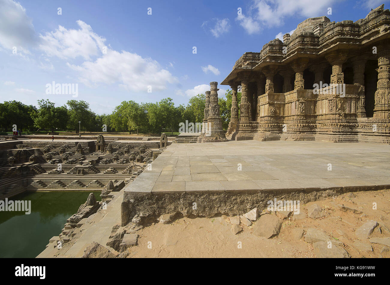 Vista esterna del tempio del sole , sulla sponda del fiume pushpavati. costruito nel 1026 - 27 d.c. durante il regno di bhima i della dinastia chaulukya. modhera Foto Stock