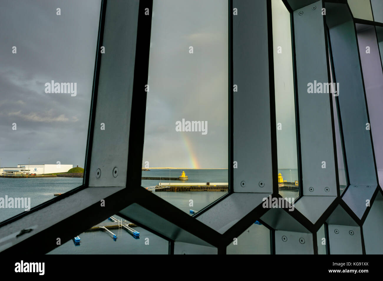 Vista attraverso le finestre Harpa Concert Hall Opera in Islanda Reykjavik Foto Stock