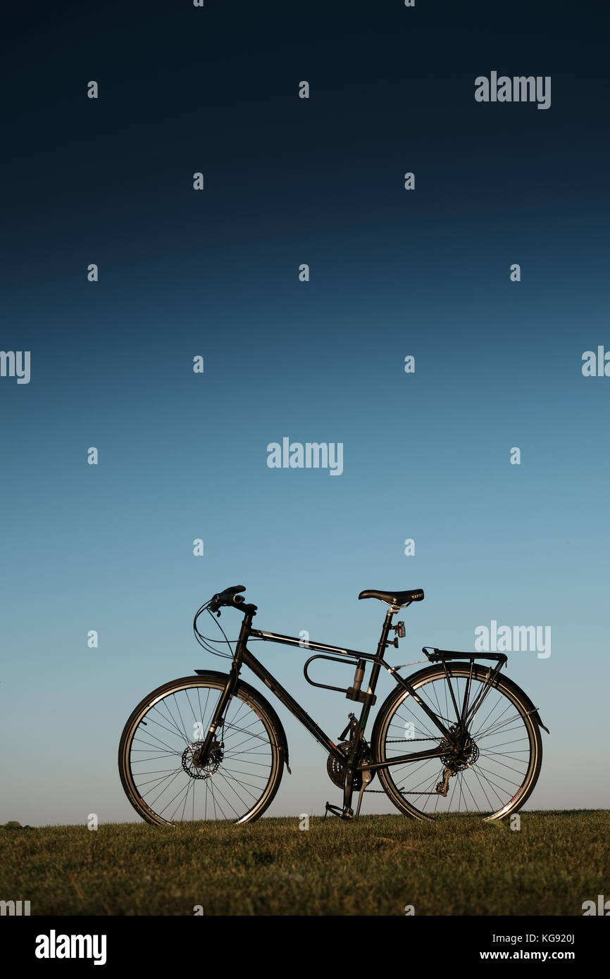 Bicicletta contro il cielo azzurro Foto Stock