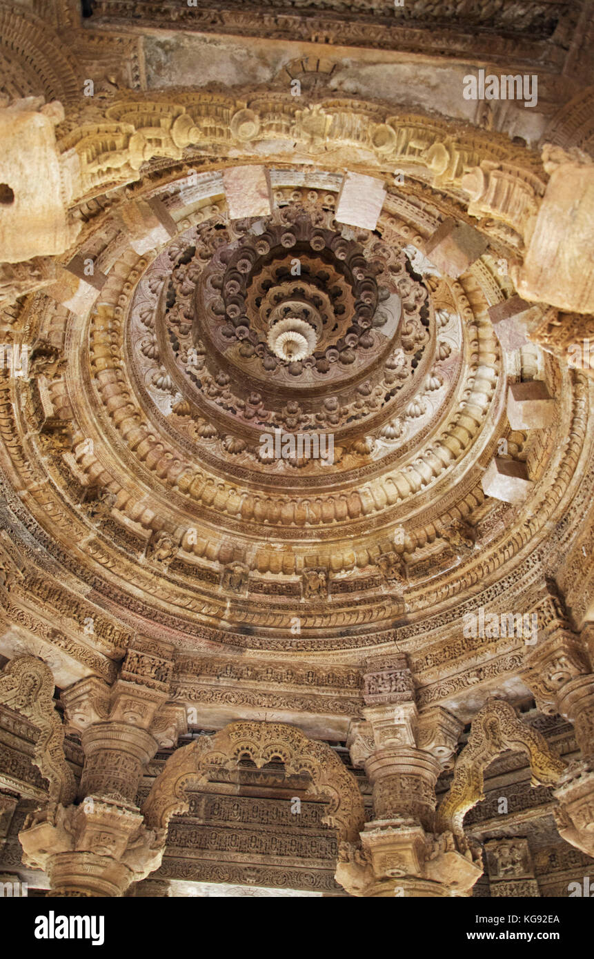 Soffitto intagliato del tempio del sole , costruito nel 1026 - 27 d.c. durante il regno di bhima i della dinastia chaulukya, modhera villaggio del distretto mehsana, guj Foto Stock