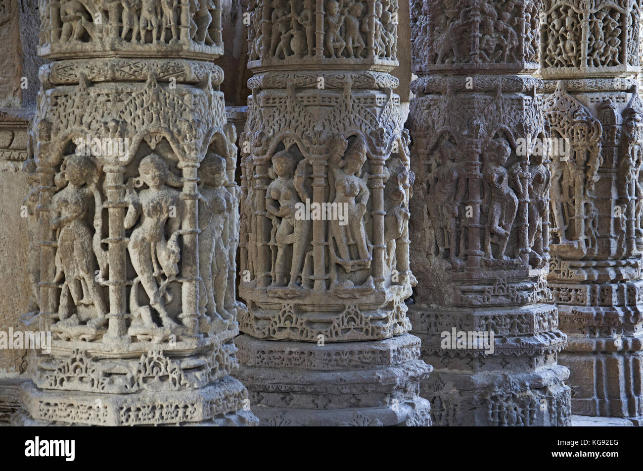 Colonne scolpite del tempio del sole , costruito nel 1026 - 27 d.c. durante il regno di bhima i della dinastia chaulukya, modhera villaggio del distretto mehsana, guj Foto Stock