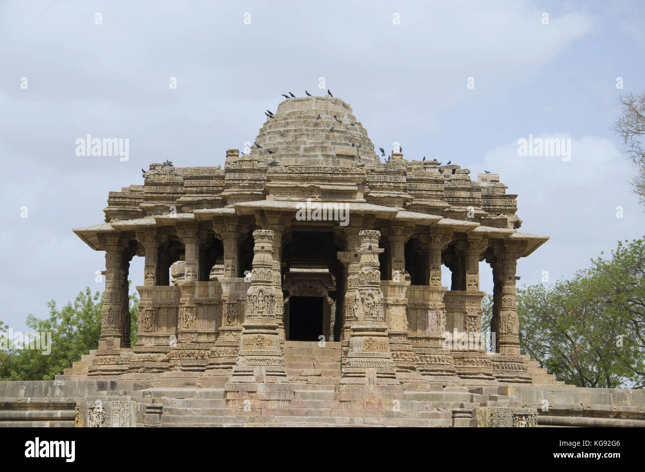 Vista esterna del tempio del sole , costruito nel 1026 - 27 d.c. durante il regno di bhima i della dinastia chaulukya, modhera villaggio del distretto mehsana, Gujarat Foto Stock