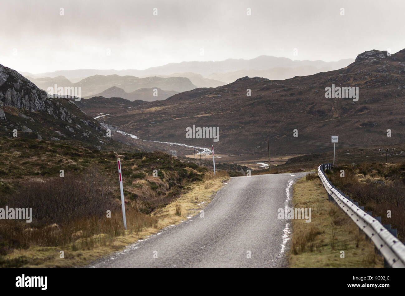 Costa nord 500 percorso a nord-ovest della Scozia, l'unica corsia A838 si snoda attraverso le colline, vicino a Rhiconich, Highlands scozzesi, Regno Unito Foto Stock