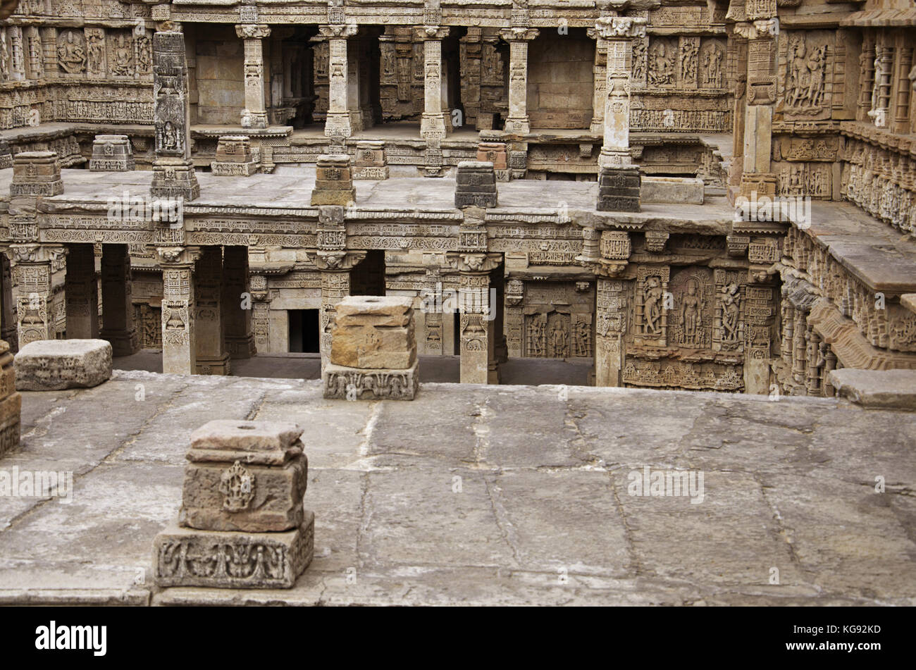 Idoli scolpiti sulla parete interna e pilastri di Rani ki vav, un complicato stepwell costruito sulle rive del fiume Saraswati. Patan, Gujarat, India Foto Stock