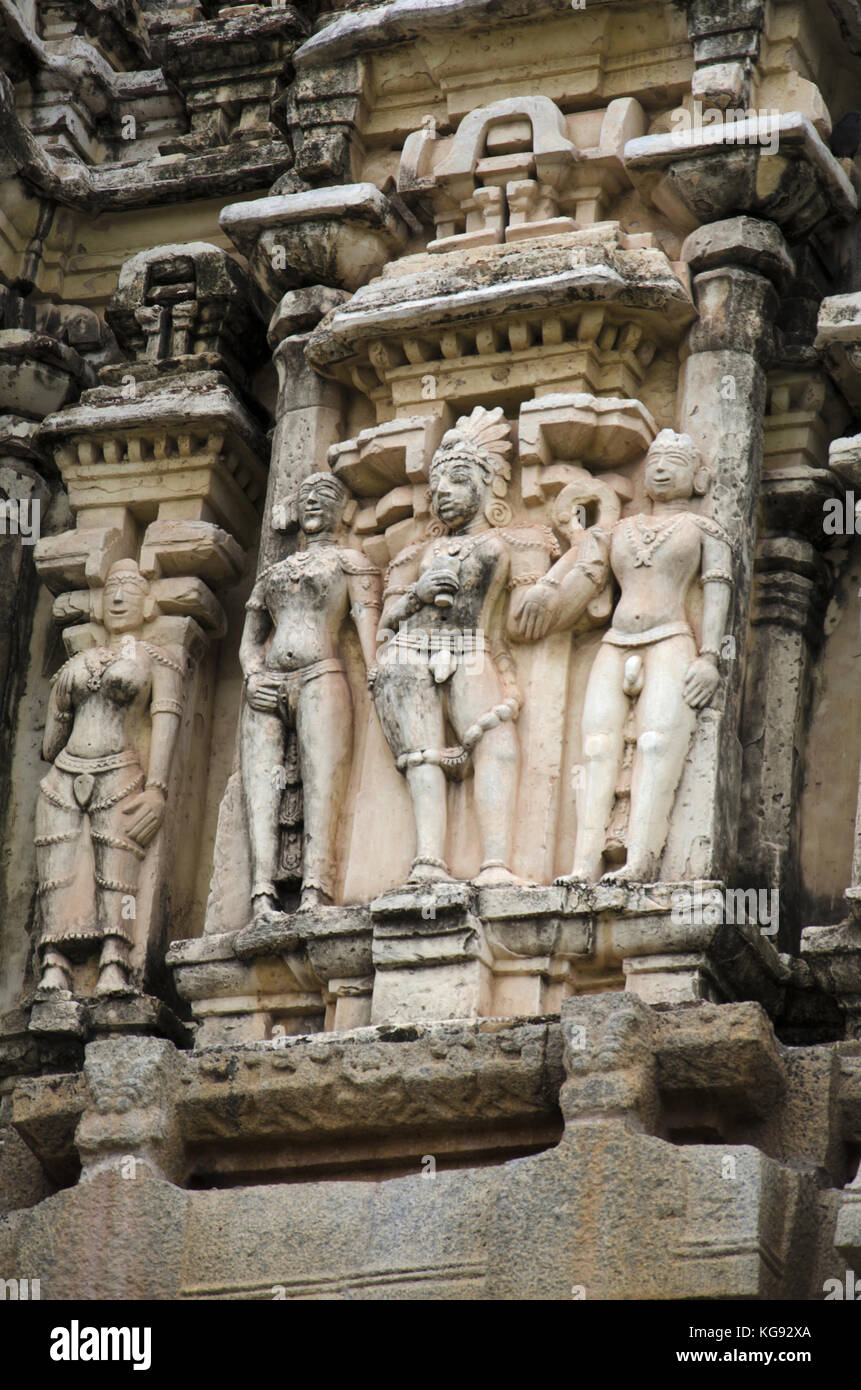 Il carving dettagli sul gopuram del Tempio Virupaksha, noto anche come il tempio pampavathi, hampi, Karnataka, India. il più piccolo gopura interna e la ma Foto Stock