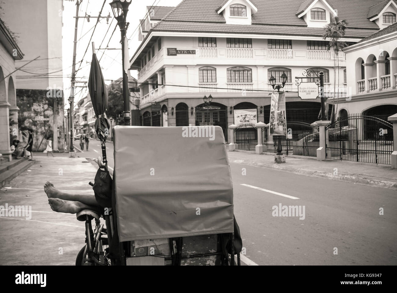 Manila, Filippine - 3 maggio 2009: Il pilota rickshaw si riposa mentre attende i clienti a Intramuros, nota anche come Città murata, a Manila, Filippine Foto Stock