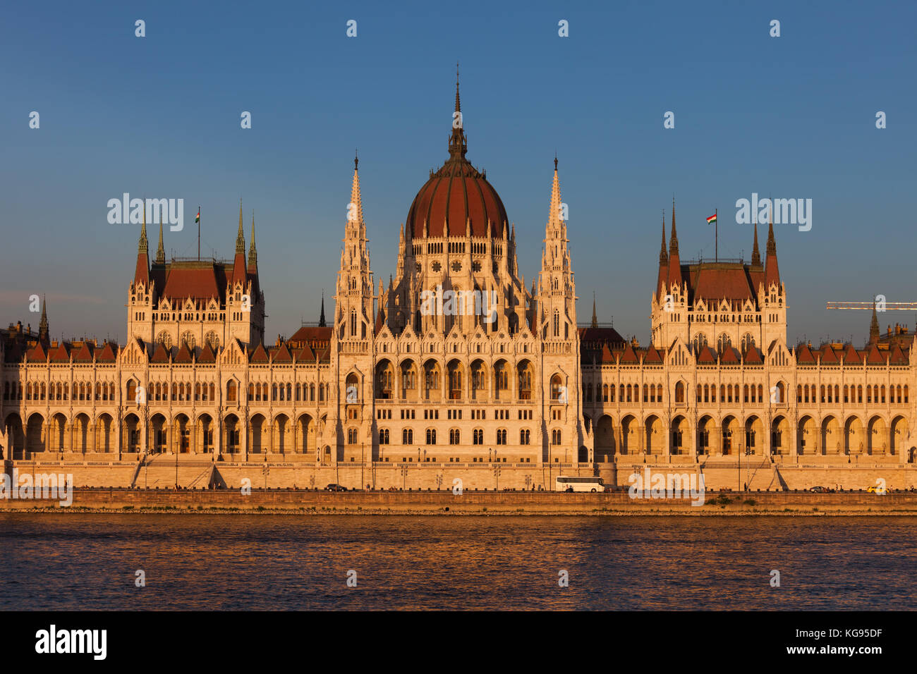 Ungheria, Budapest, parlamento ungherese al tramonto dal fiume Danubio, il punto di riferimento della città, revival gotico edificio di stile Foto Stock