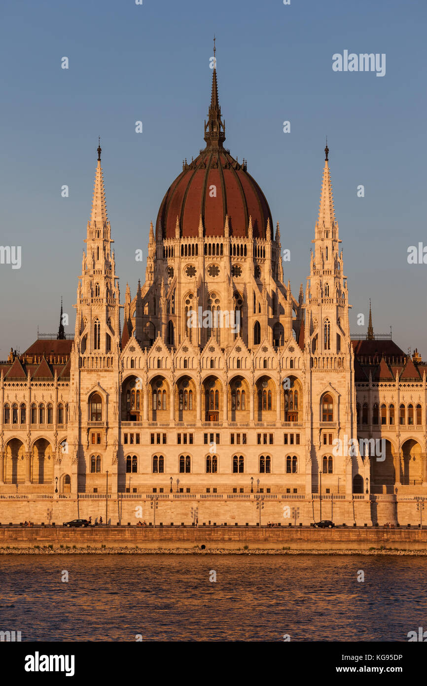 Ungheria, Budapest, parlamento ungherese al tramonto, punto di riferimento della città, revival gotico edificio di stile Foto Stock