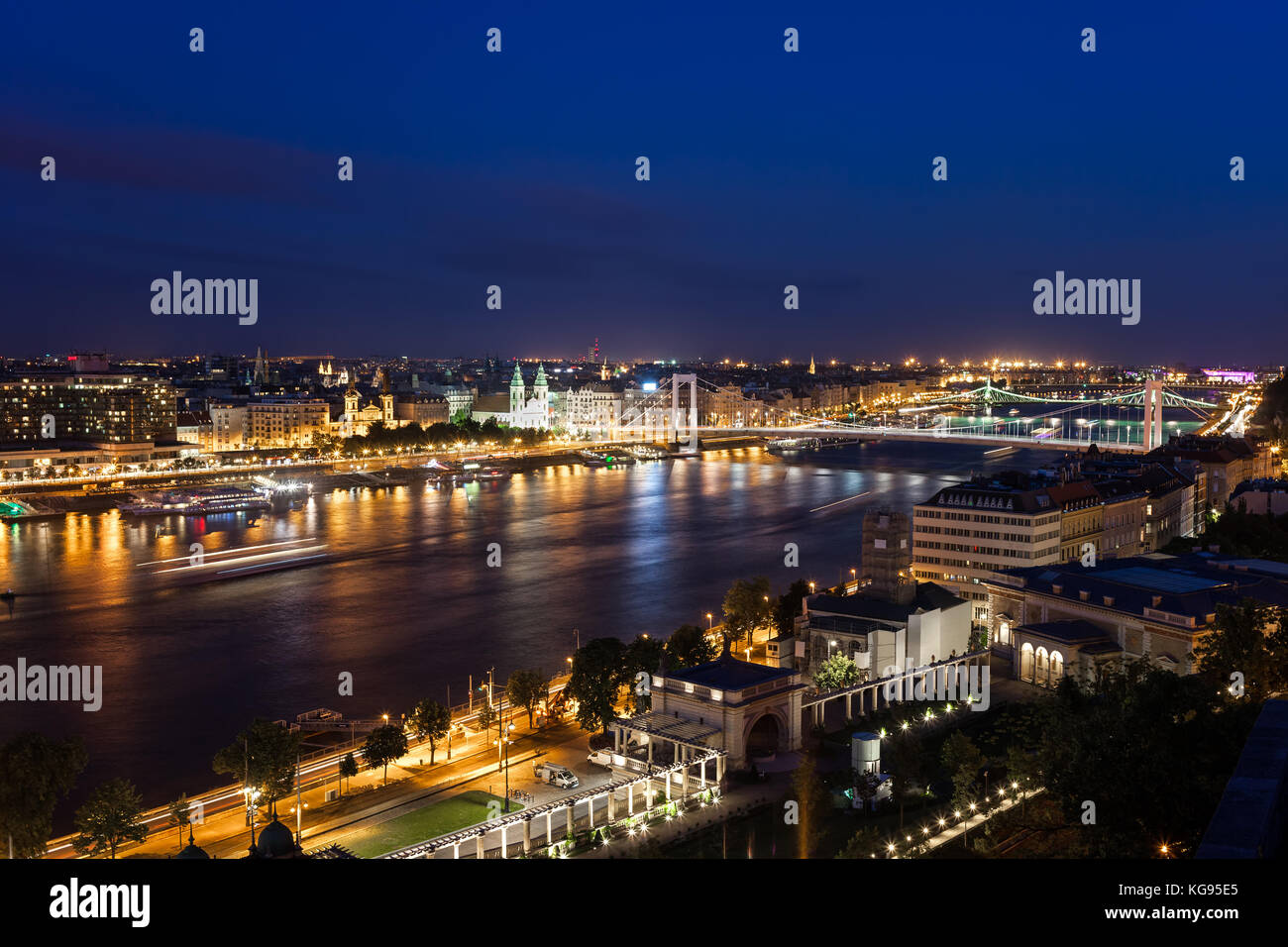 Budapest City skyline di notte in Ungheria, tenebrologo urbano lungo il fiume Danubio Foto Stock