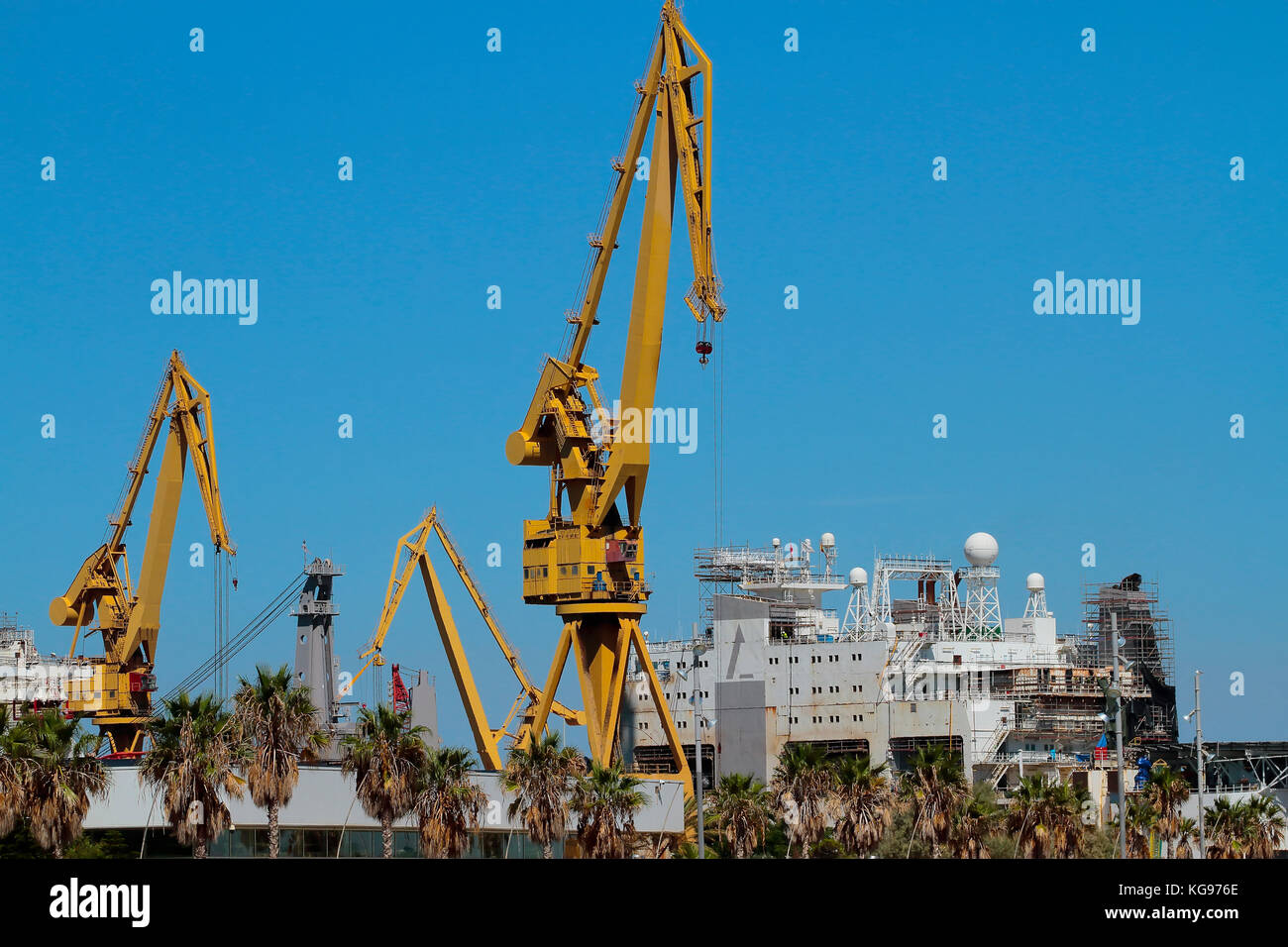 Primo piano della gru portuali nel porto di Cadice, Spagna Foto Stock