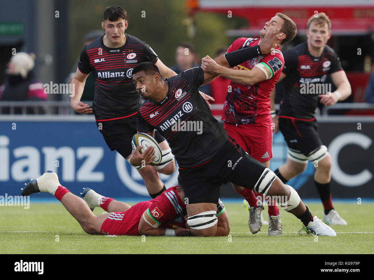 Saracens Will Skelton è placcato da Harlequins Lewis Boyce e Charlie Mulchrone durante la partita di Anglo Welsh Cup ad Allianz Park, Londra. Foto Stock