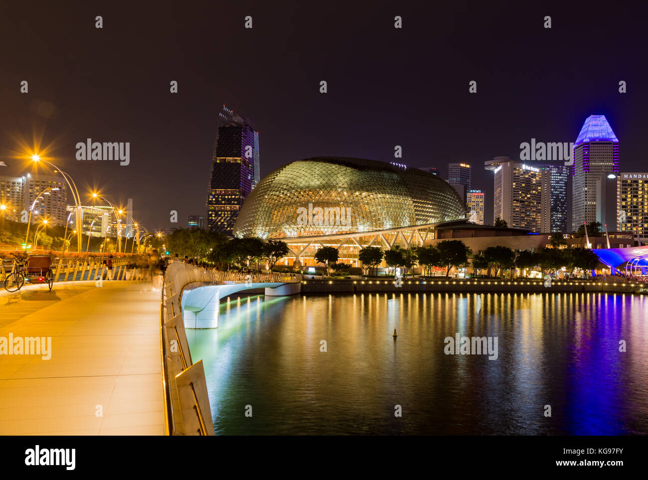 Asia Singapore Giubileo Bridge e i teatri della baia, noto anche come il Durian, di notte. Foto Stock