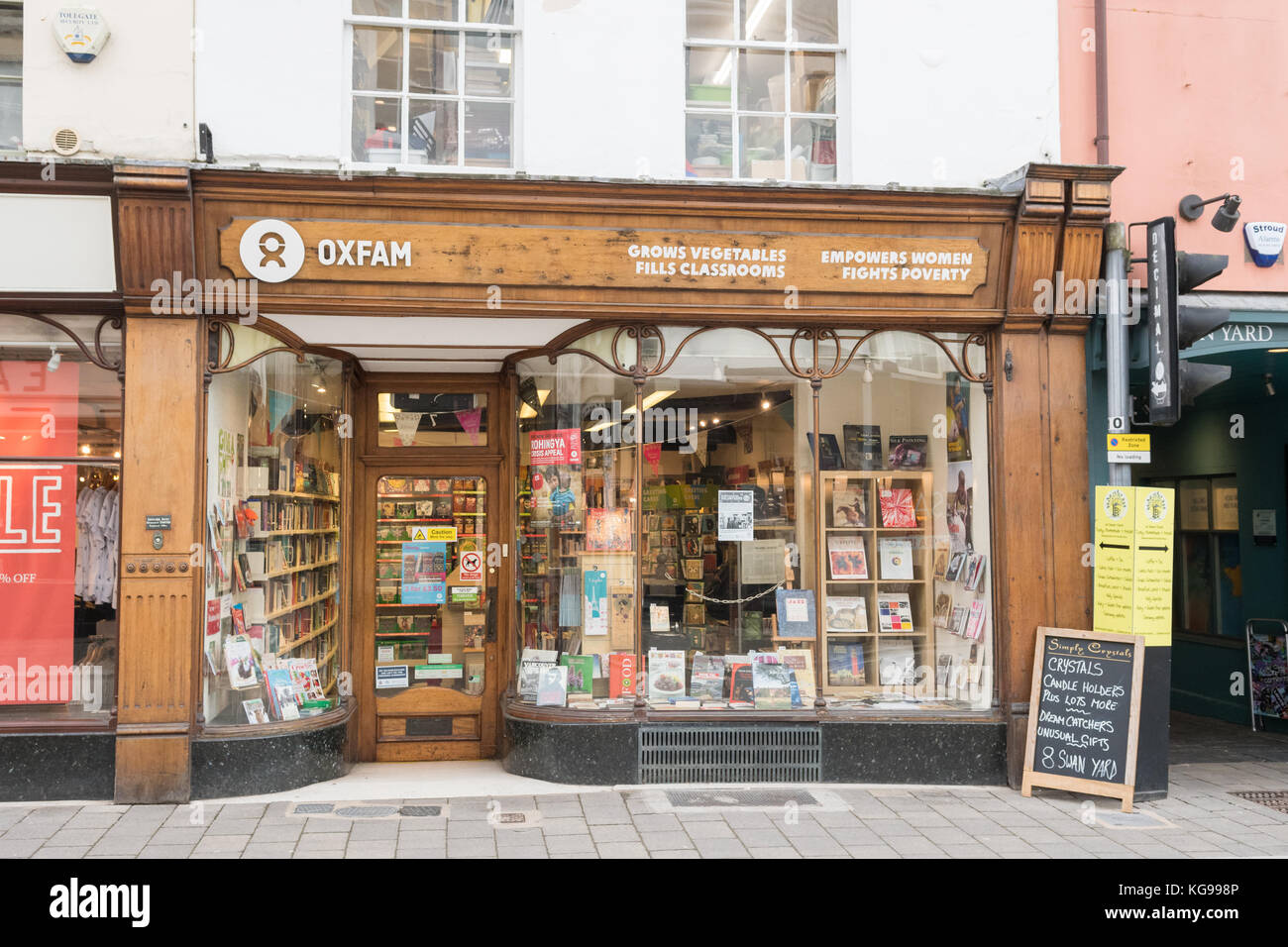 Oxfam negozio con insolito cartellonistica Cirencester, Inghilterra, Regno Unito Foto Stock