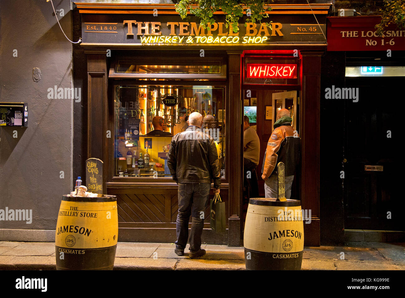Whiskey & negozio di tabacchi, Temple Bar di Dublino, Irlanda | Whiskey & negozio di tabacchi, Temple Bar di Dublino, Irlanda Foto Stock