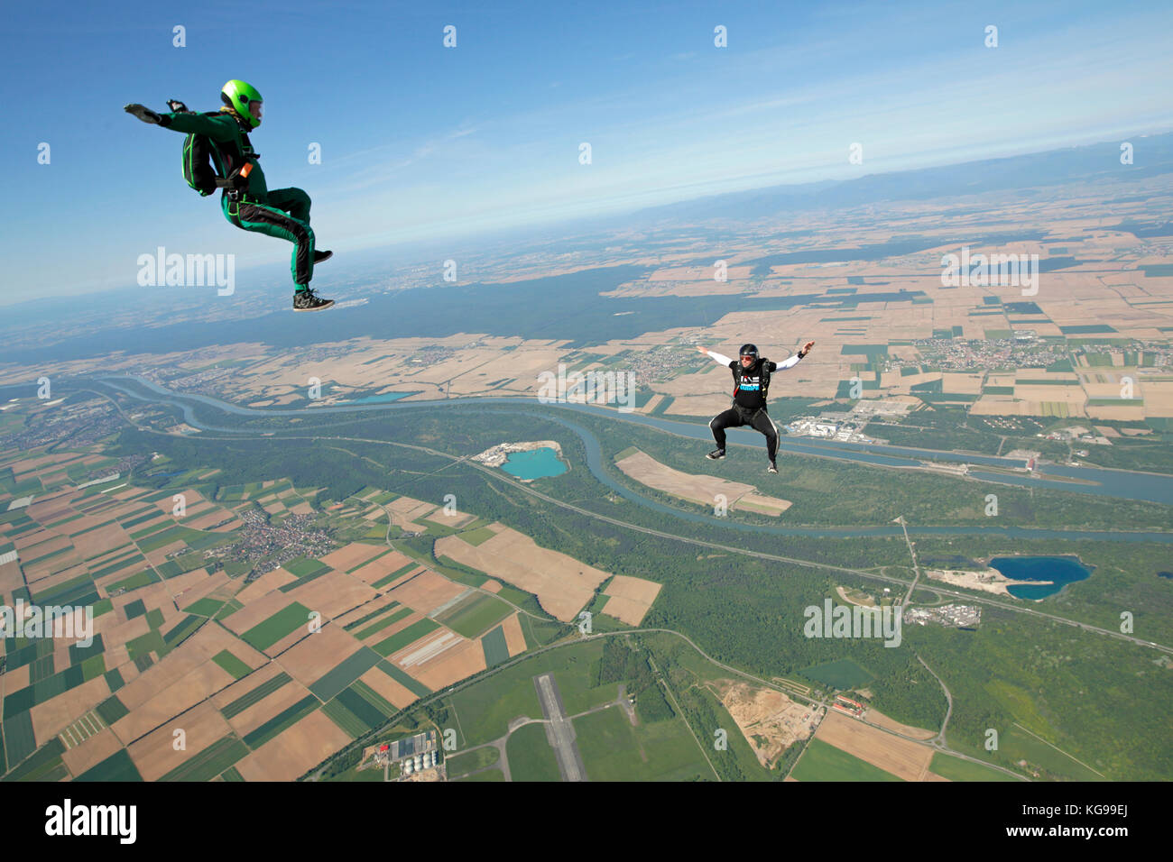 Questo freefly skydiving team training è la posizione di sedersi insieme. È divertente da volare intorno a ogni altro alto nel cielo. Foto Stock