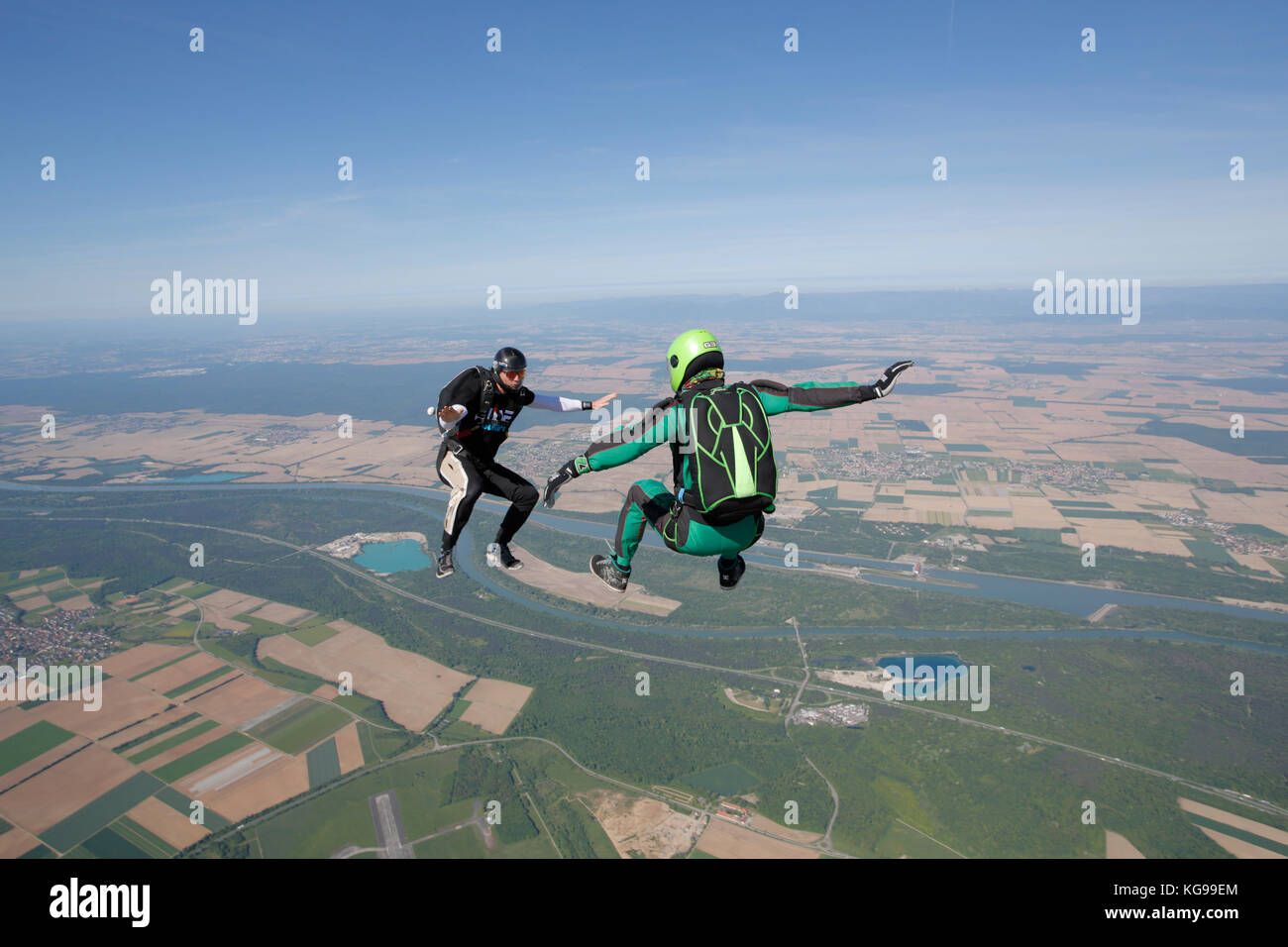 Questo freefly skydiving team training è la posizione di sedersi insieme. È divertente da volare intorno a ogni altro alto nel cielo. Foto Stock