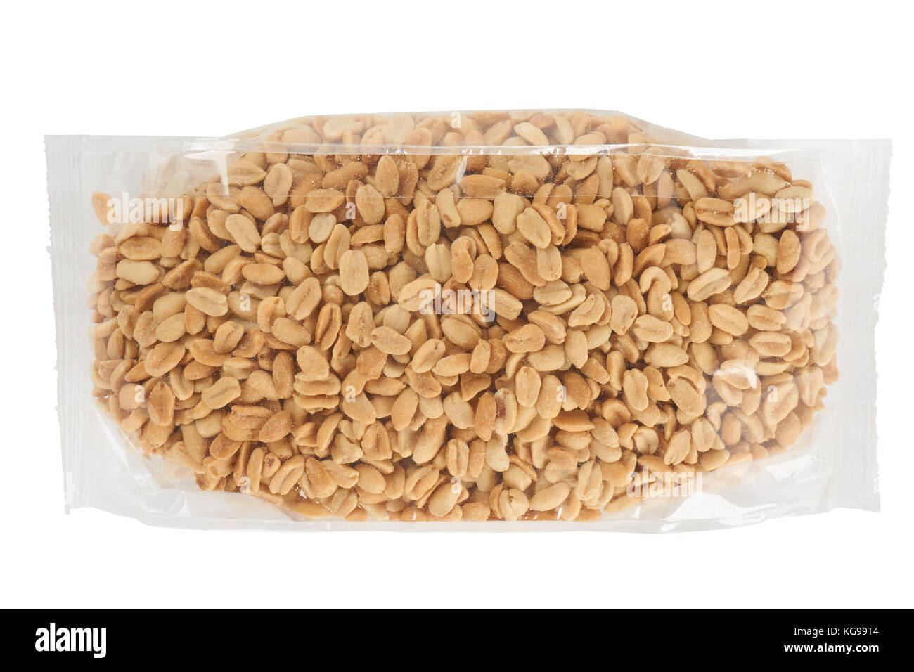 Arrosto e arachidi salate in confezione trasparente isolato su sfondo bianco Foto Stock