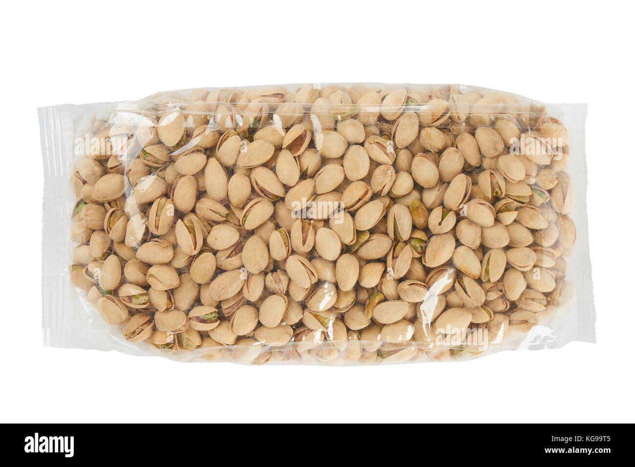 Tostati e salati di pistacchi in confezione trasparente isolato su sfondo bianco. Foto Stock