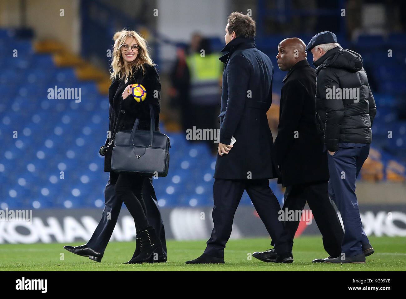 L'attrice americana Julia Roberts sul campo dopo la partita della Premier League a Stamford Bridge, Londra. Foto Stock