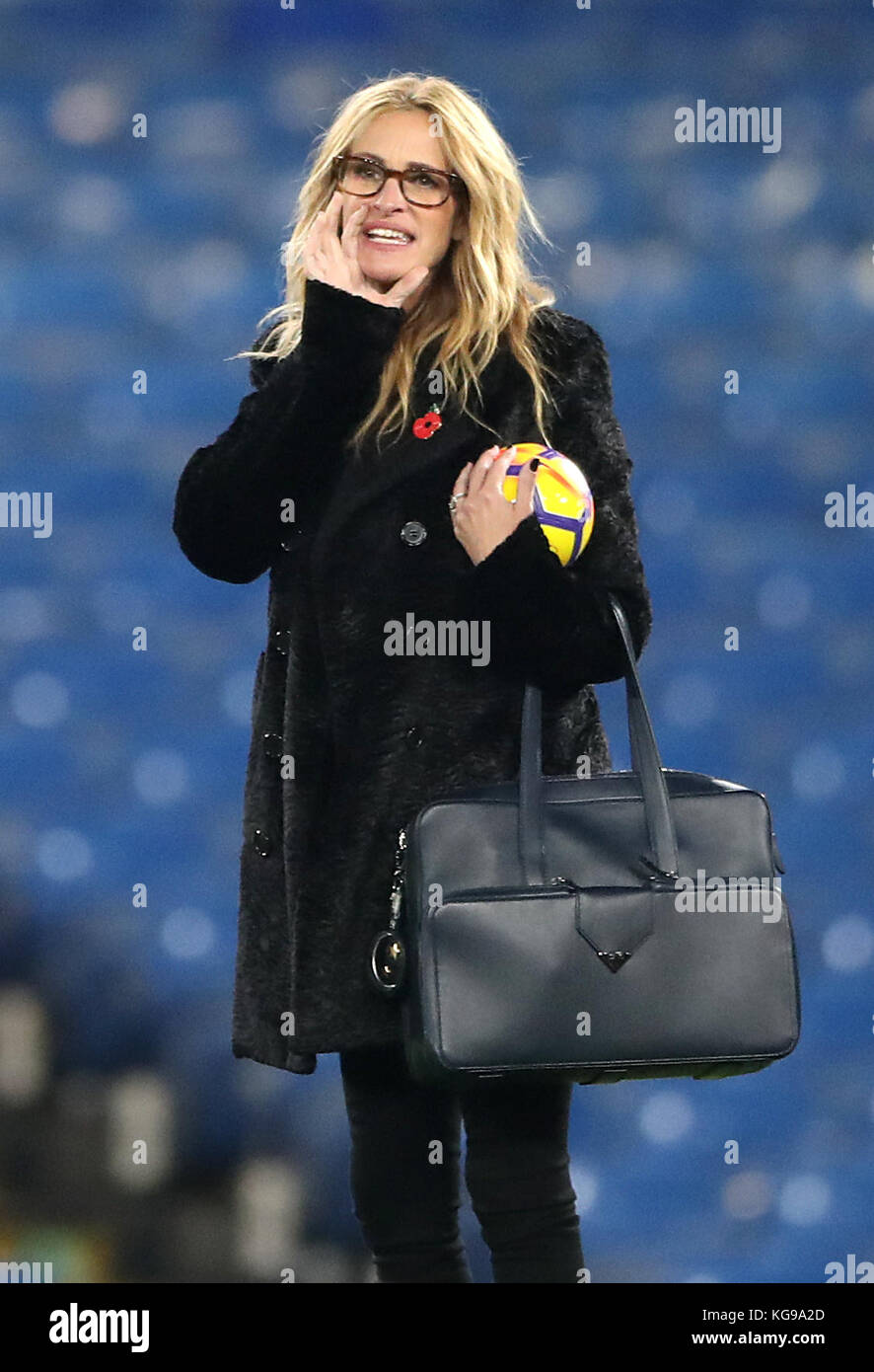 L'attrice americana Julia Roberts sul campo dopo la partita della Premier League a Stamford Bridge, Londra. Foto Stock