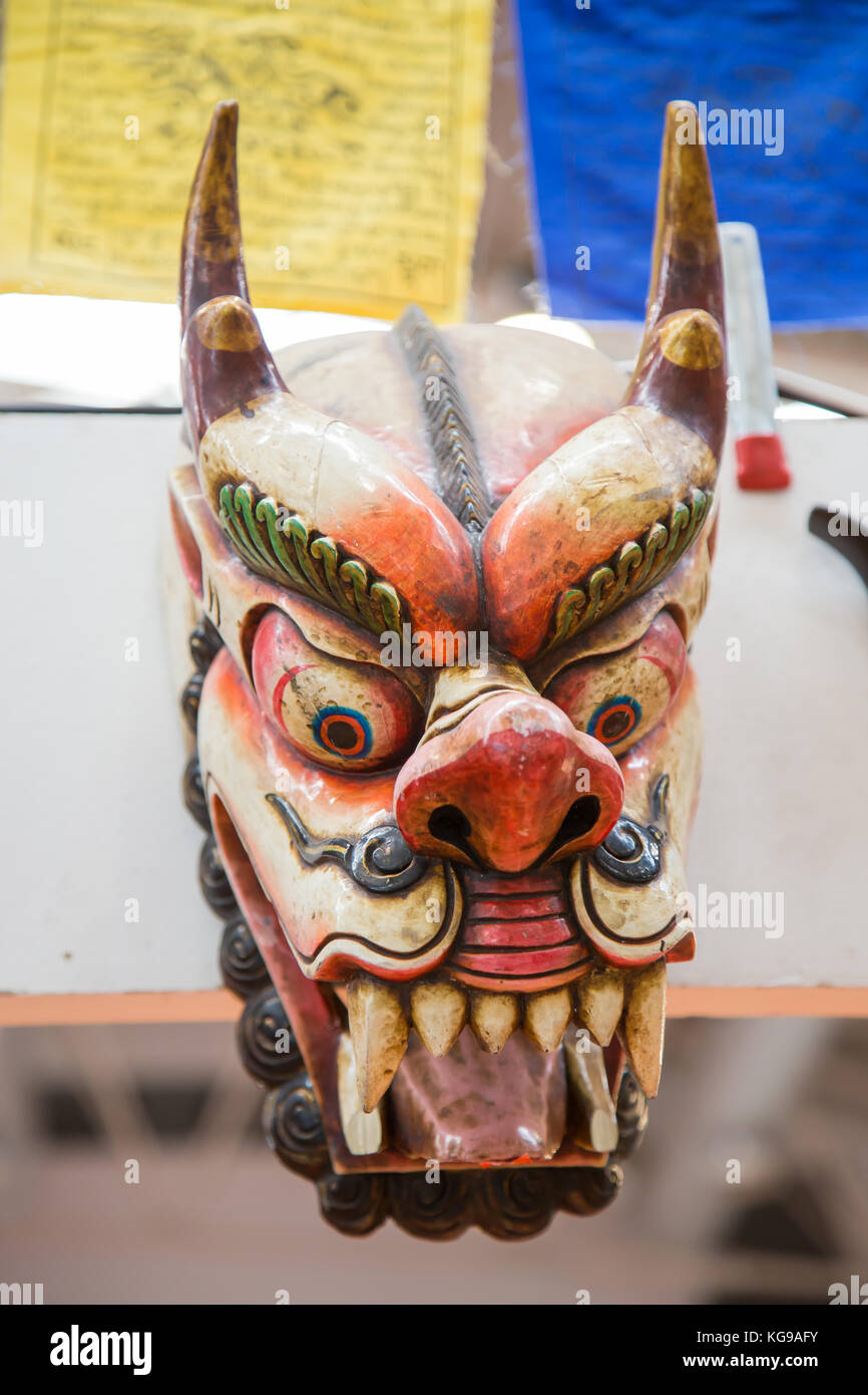 Maschera giapponese con corna e denti esterni Foto stock - Alamy