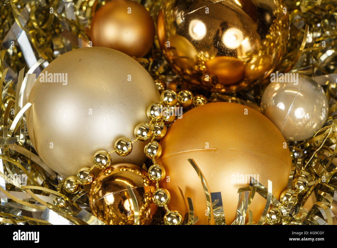 Golden baubles e tinsel come decorazione per il natale Foto Stock