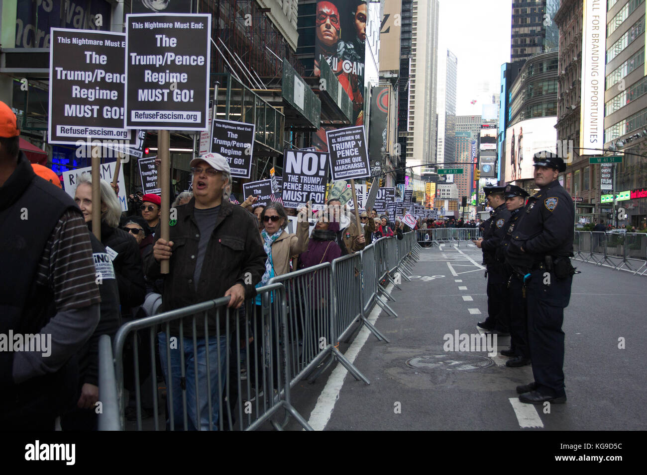 I manifestanti di partecipare in un marzo detenuta dal gruppo di rifiutare il fascismo, in new york city, sabato, Novembre 4th, 2017. Il loro intento è quello di tenere comizi Foto Stock