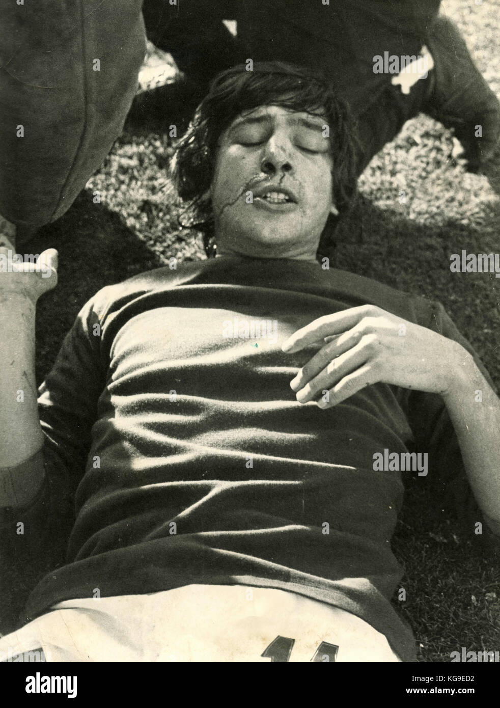 Il calcio italiano player Domenico Penzo durante un incidente in una partita di calcio, 1970s Foto Stock