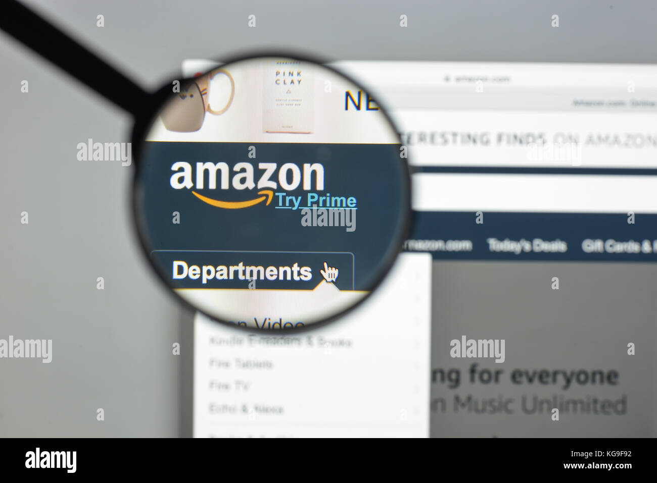 Milano, Italia - 10 agosto 2017: Amazon website homepage. È un americano di commercio elettronico e di cloud computing aziendale. Amazon.com logo visibile. Foto Stock