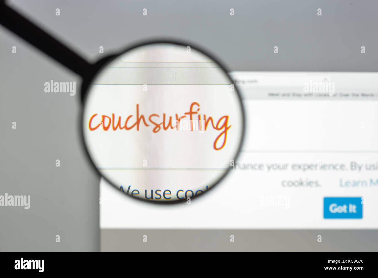 Milano, Italia - 10 agosto 2017: Homepage del sito CouchSurfing. Si tratta di un servizio alberghiero e di un sito web di social networking. Logo di navigazione sul divano visibile. Foto Stock