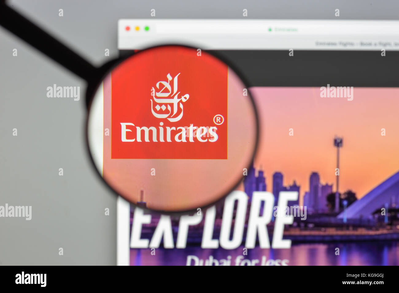 Milano, Italia - 10 agosto 2017: Homepage del sito web Emirates Flights. È una compagnia aerea con sede a Dubai, negli Emirati Arabi Uniti. Logo Emirates Air Lines visi Foto Stock