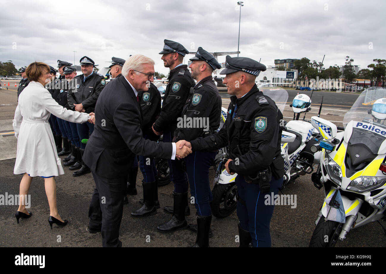 Sydney, Australia. 05 novembre 2017. Il presidente federale Frank-Walter Steinmeier e sua moglie Elke Buedenbender prima del loro volo a New Zealnd ringraziano gli agenti di polizia in moto che li accompagnavano all'aeroporto di Sydney, Australia, il 05 novembre 2017. Steinmeier e sua moglie sono in visita per tre giorni e proseguiranno il loro viaggio volando in Nuova Zelanda. Credit: Bernd von Jutrczenka/dpa/Alamy Live News Foto Stock